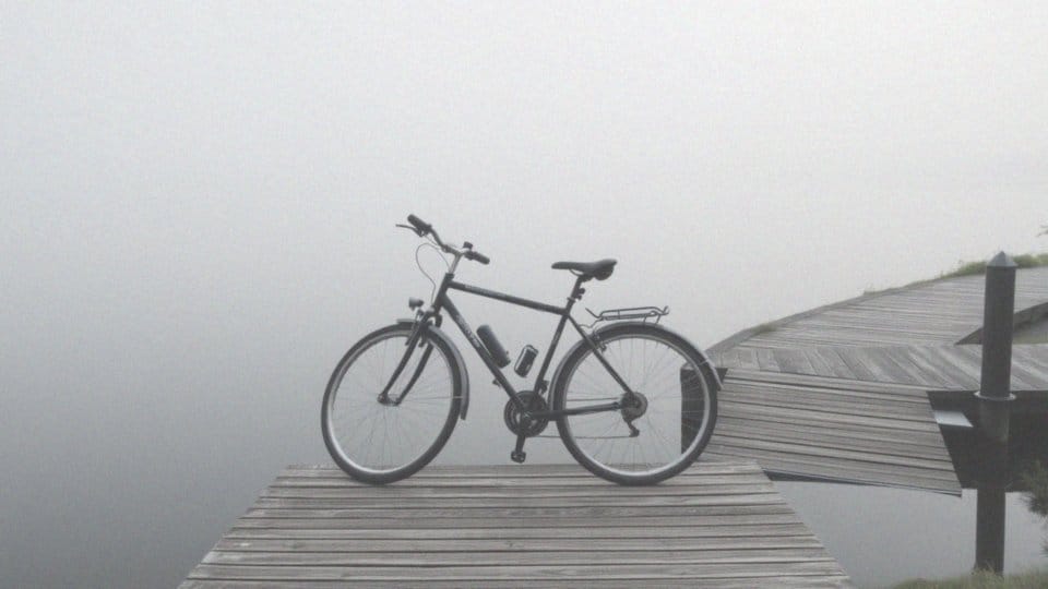 Jakie są zalecenia dotyczące aktywności fizycznej przy kłującym bólu w kolanie?